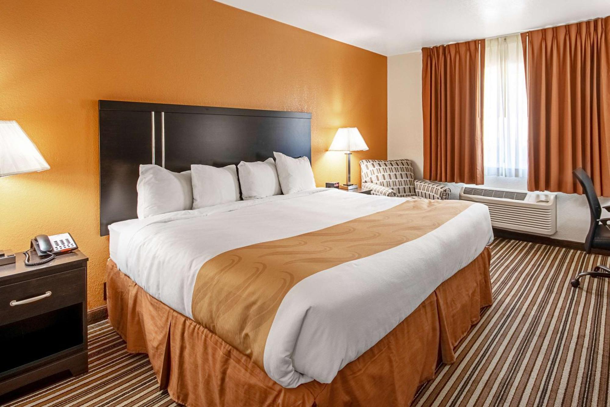 Quality Inn Dodge City Exterior photo