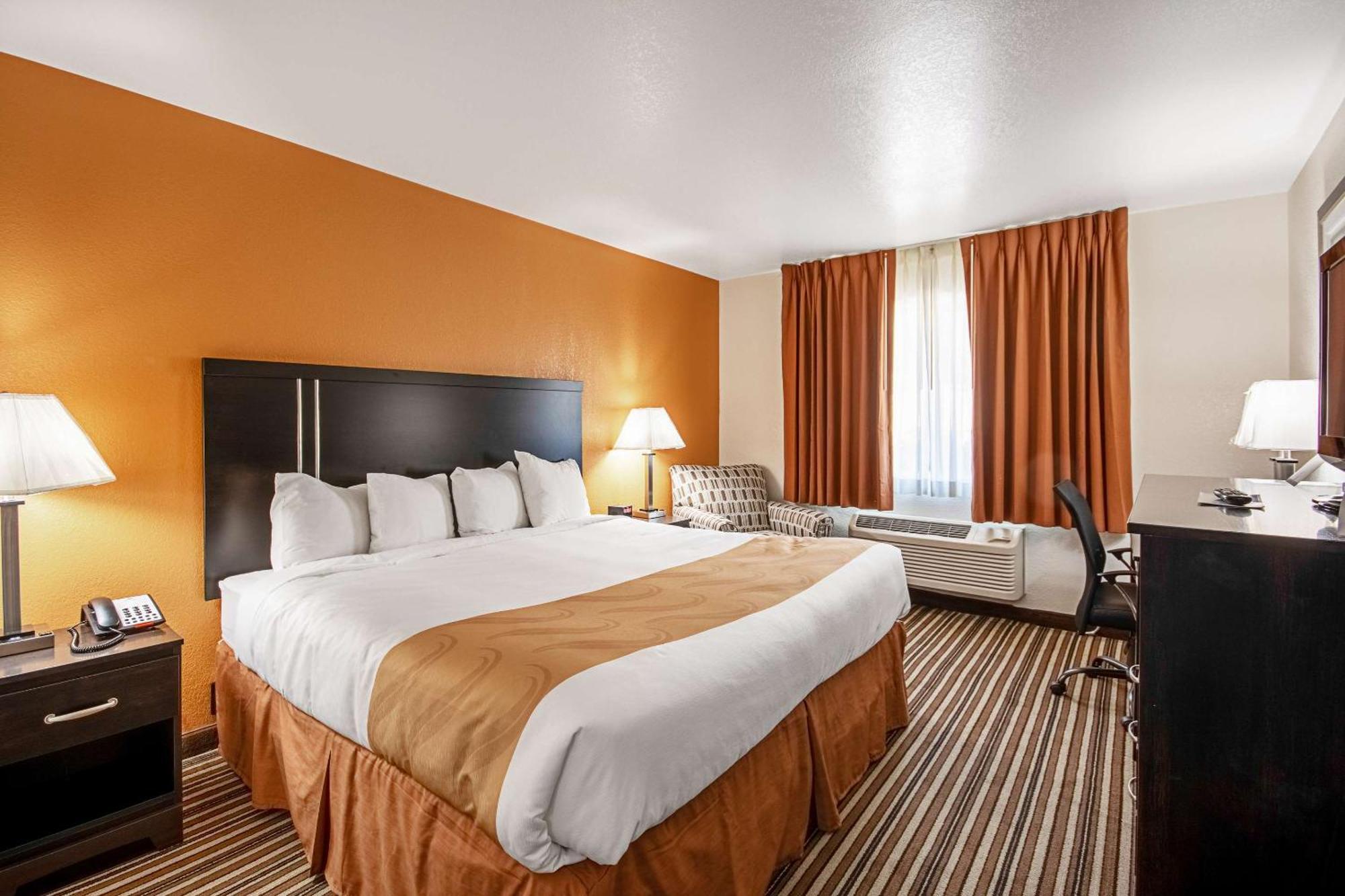 Quality Inn Dodge City Exterior photo