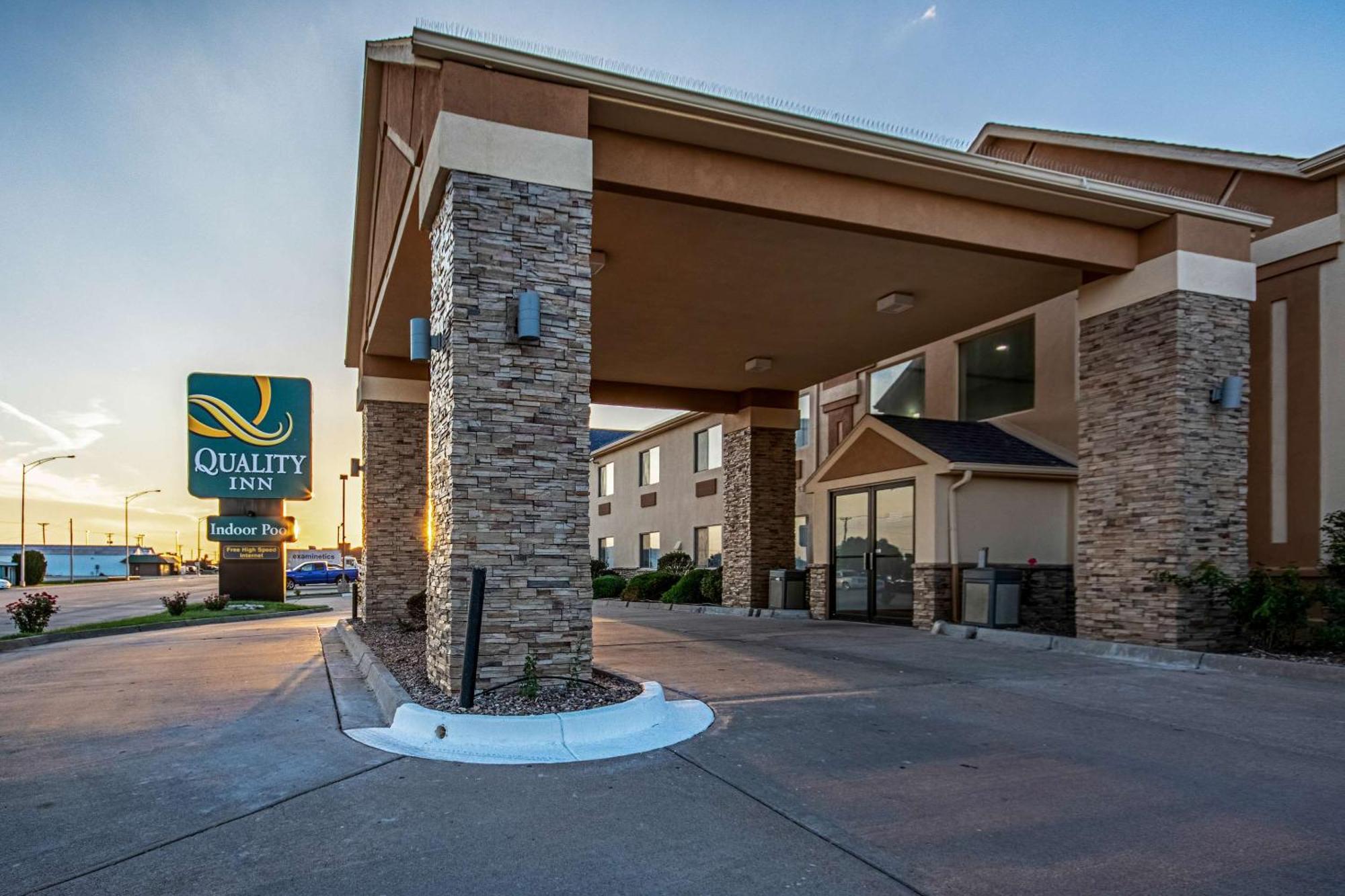 Quality Inn Dodge City Exterior photo