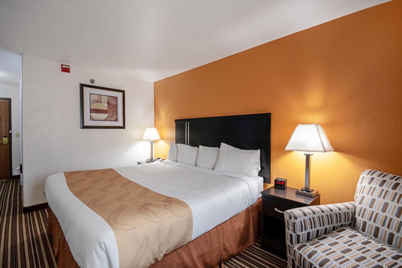 Quality Inn Dodge City Exterior photo