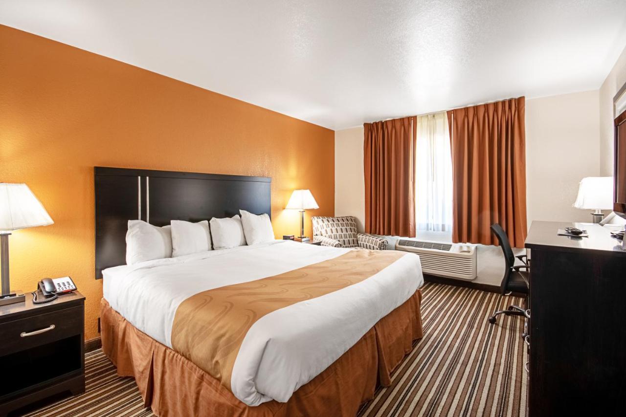 Quality Inn Dodge City Exterior photo