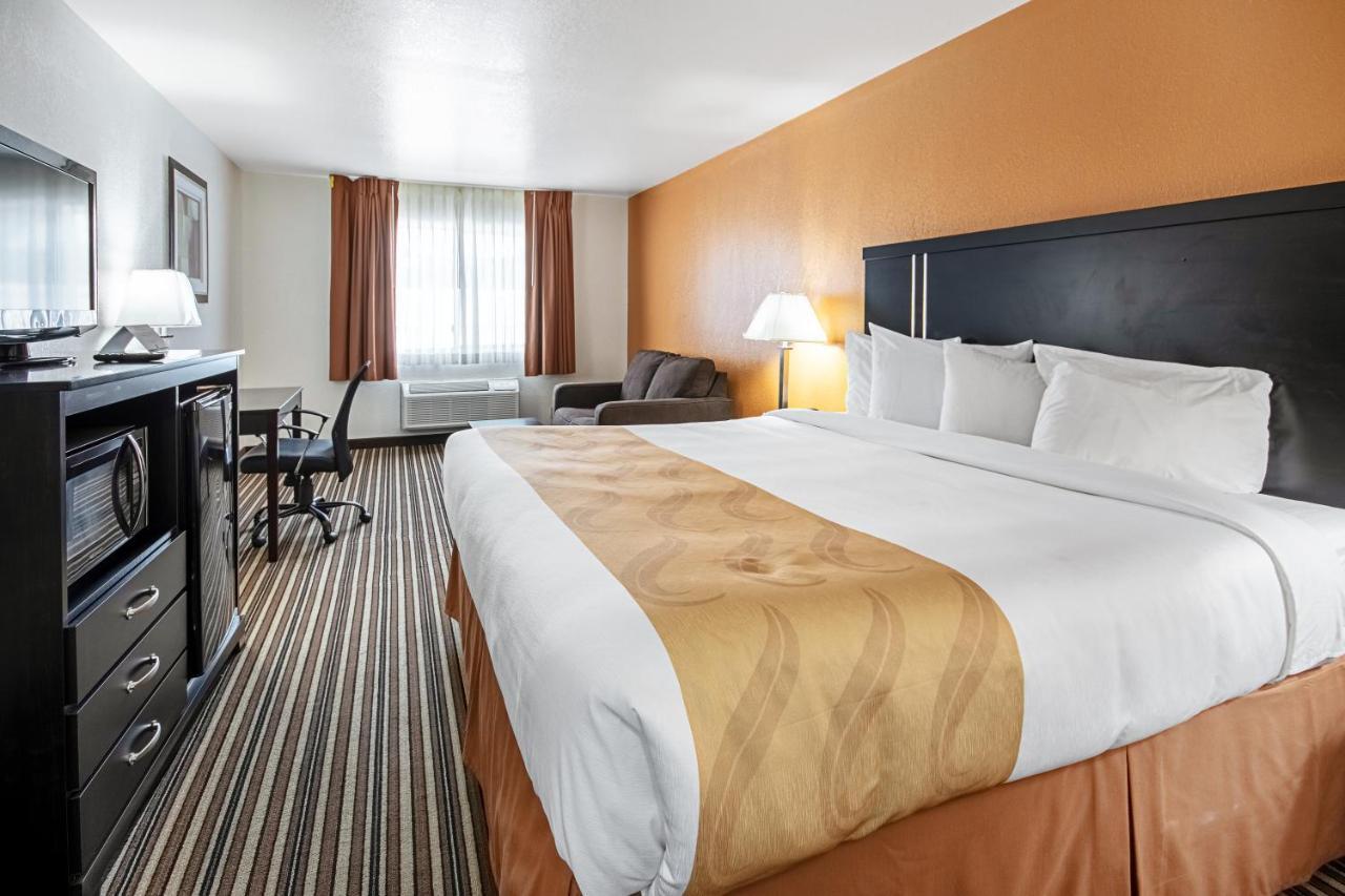 Quality Inn Dodge City Exterior photo