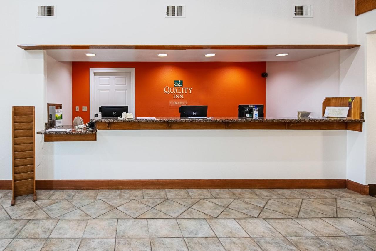 Quality Inn Dodge City Exterior photo